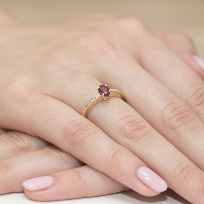 Zaręczynowy pierścionek z Rubinem 0,60ct i Brylantami ze złota próby 585. W-0067R